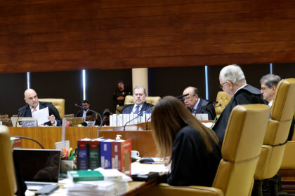 **Texto alternativo (breve):** Ministros do Supremo Tribunal Federal participam de sessão de julgamento no plenário. A imagem ilustra debate sobre direitos das pessoas com deficiência relacionados à aquisição de veículos com isenção de impostos.