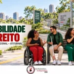 Quatro pessoas com deficiência conversam em praça acessível. Ao lado, lê-se: “Acessibilidade é direito”.