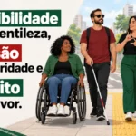 Pessoas com diferentes deficiências caminham em área acessível ao lado da frase sobre direitos, inclusão e respeito.